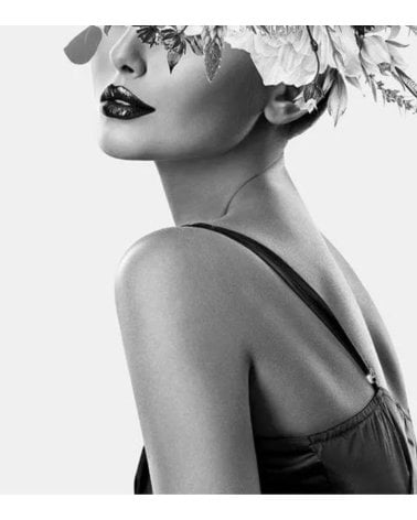 Cuadro de Mujer con Tocado Floral en la Cabeza