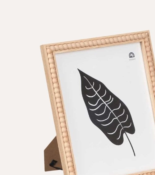 Marco de Fotos Estilo Madera con Bolas de Plástico