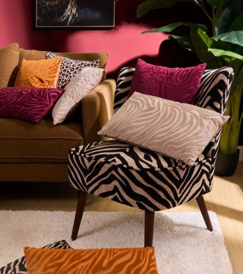 Sillón Chiara Estilo Cebra de Chenilla y Madera de Pino