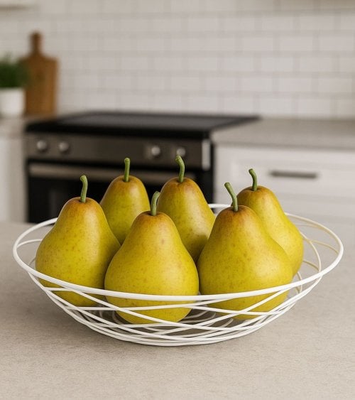 Pera Decorativa Realista de Hierro y Plástico