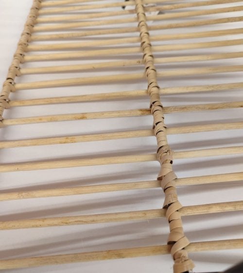 Revistero de Ratán y Metal con Cuatro Patas-3