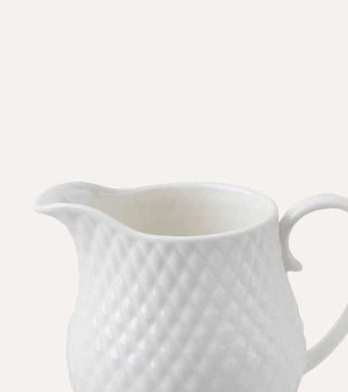 Jarra Lechera Escamas de Porcelana Grabada