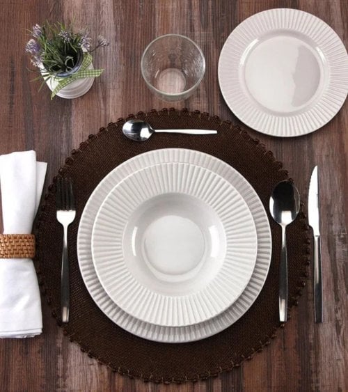 Vajilla de 18 Piezas Rayas en Relieve de Porcelana