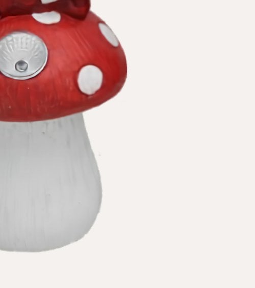 Figura Decorativa Gnomo con Seta Luz Solar de Cemento