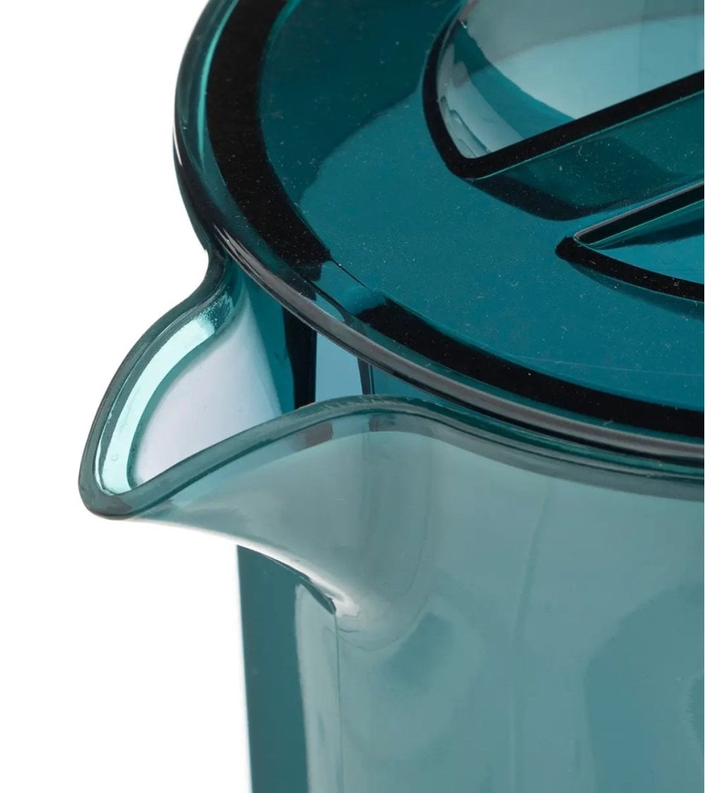 Jarra de Pláticos de 2 Litros en Varios Colores
