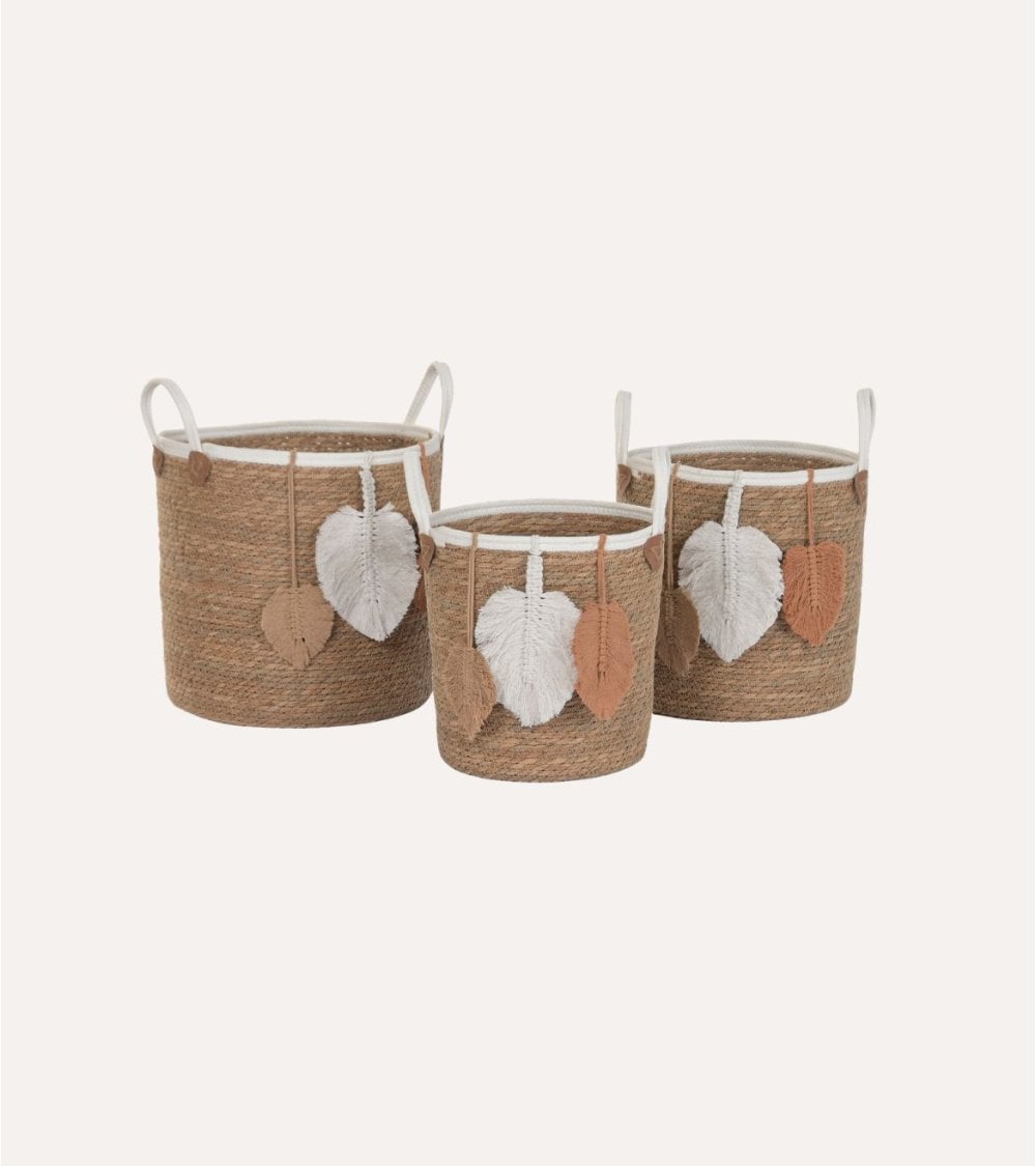 Cesta Estilo Natural con Hojas Colgantes de Fibra y Algodon