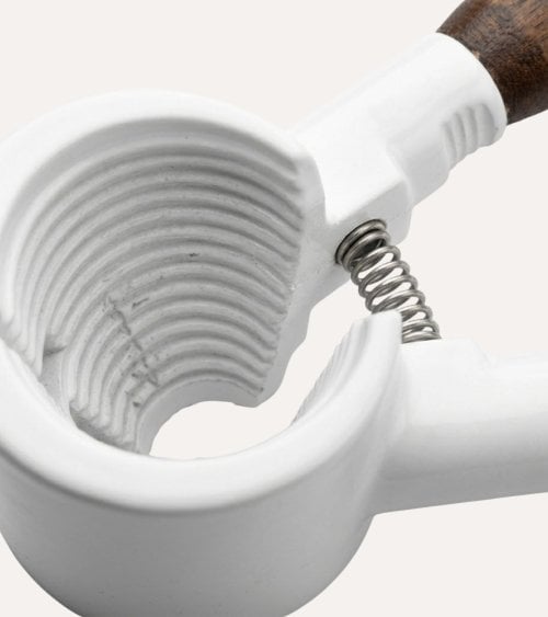 Cascanueces Noble con Muelle de Madera