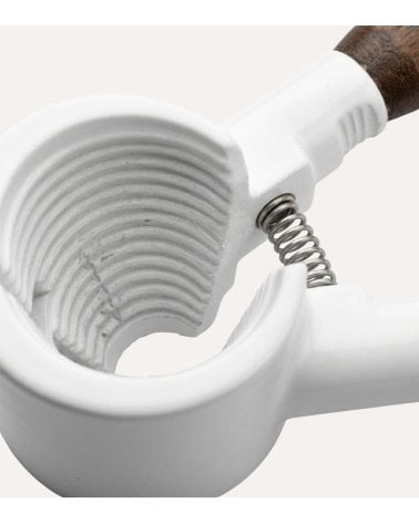 Cascanueces Noble con Muelle de Madera