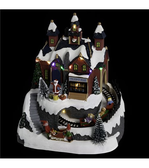 Aldea navideña iluminada, taller de regalos y tren